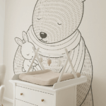 Tapeta Cozy – tapeta dziecięca z misiem i króliczkiem w stylu minimalistycznym.Prezentacja wyglądu tapety Cozy na ścianie dziecięcego pokoju.