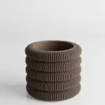 Brązowa doniczka Coins z fakturą inspirowaną monetami – naturalny styl