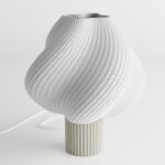 Nowoczesna lampa stołowa SOFTIS w stylu skandynawskim o kształcie chmury designerska. Falująca lampa Softis ivory o kształcie przypominającym puszystą chmurę.