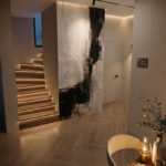 Tapeta czarno biała w salonie obok schodów