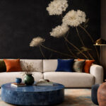 Nowoczesne wnętrze salonu z ciemną tapetą w białe kwiaty na czarnym tle. Tapeta Silent Bloom czarna z białymi kwiatami