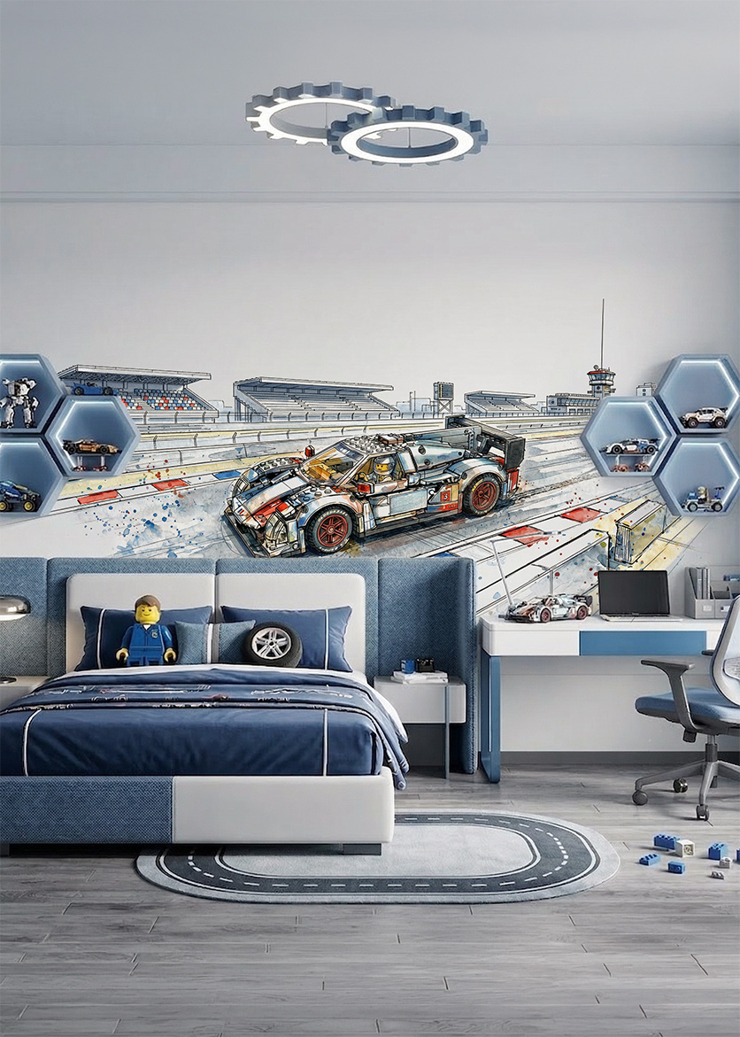 Przestronny pokój z niebiesko-białym tapicerowanym łóżkiem i biurkiem. Na głównej ścianie znajduje się akwarelowa tapeta dla chłopca przedstawiająca tor wyścigowy i sportowe auto zbudowane z klocków. Wnętrze uzupełnia lampa w kształcie kół zębatych, podświetlane heksagonalne półki z zabawkami oraz dywan przypominający tor wyścigowy.