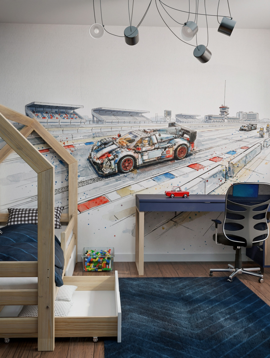 Nowoczesna aranżacja pokoju dziecięcego. Na ścianie znajduje się duża, akwarelowa tapeta dla chłopca przedstawiająca wyścigowy samochód zbudowany z klocków na torze. Wnętrze wyposażone jest w drewniane łóżko w kształcie domku, niebieski dywan, granatowe biurko z krzesłem oraz pudełko z klockami.