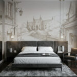 Elegancka sypialnia w odcieniach szarości z dużym łóżkiem. Na ścianie za zagłówkiem znajduje się nowoczesna tapeta z Lublinem, przedstawiająca artystyczny szkic Zamku Lubelskiego i zabytkowej kamienicy.