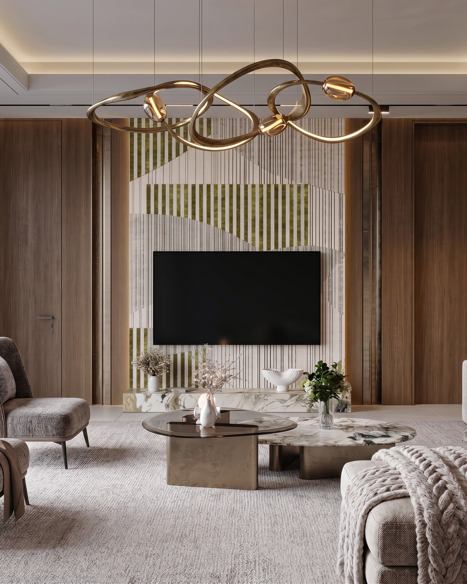 Luksusowy, nowoczesny salon z elegancką tapetą geometryczną w pionowe pasy w odcieniach oliwkowej zieleni, beżu i bieli na ścianie za telewizorem, ciemnozielonymi fotelami i złotym rzeźbiarskim żyrandolem.